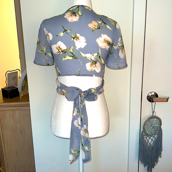 Floral Tie Crop Top - Picture 4 of 11